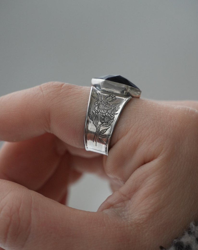 Hellebore Ring | Size 9