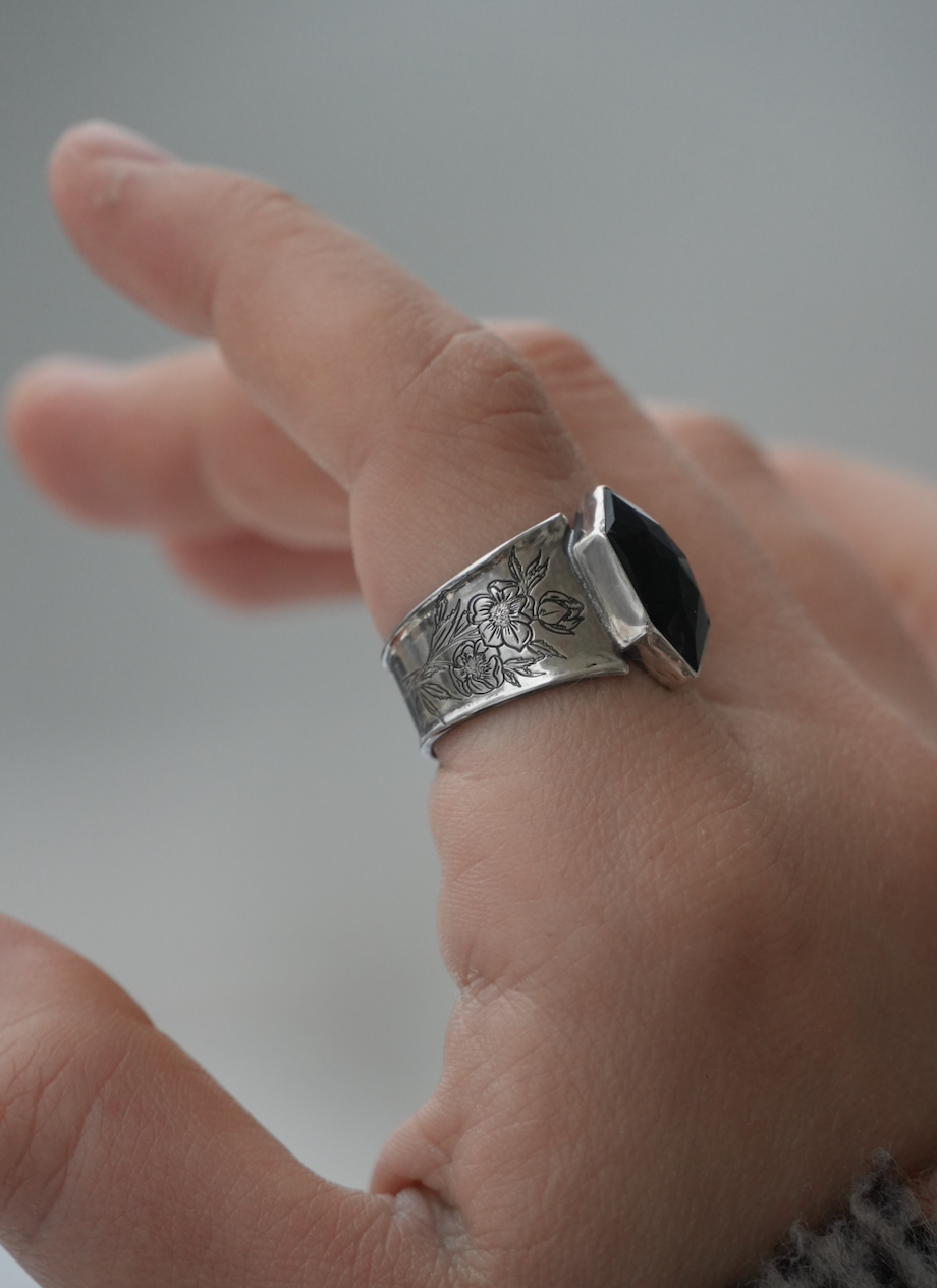 Hellebore Ring | Size 9